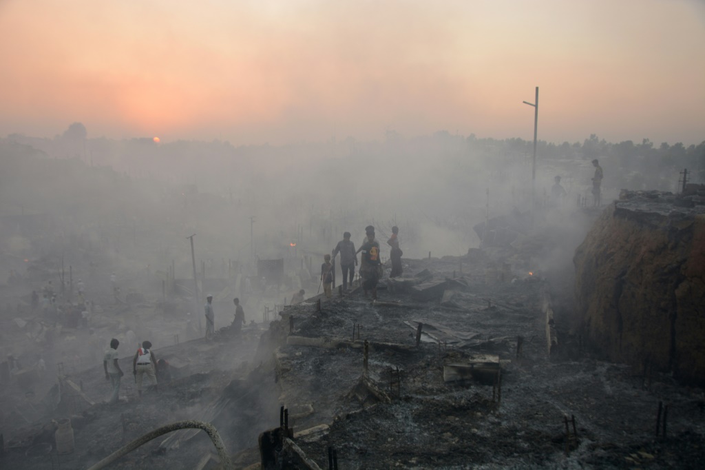    دمر حريق 2000 مأوى في مخيم للاجئين الروهينغا في جنوب شرق بنغلاديش (ا ف ب)