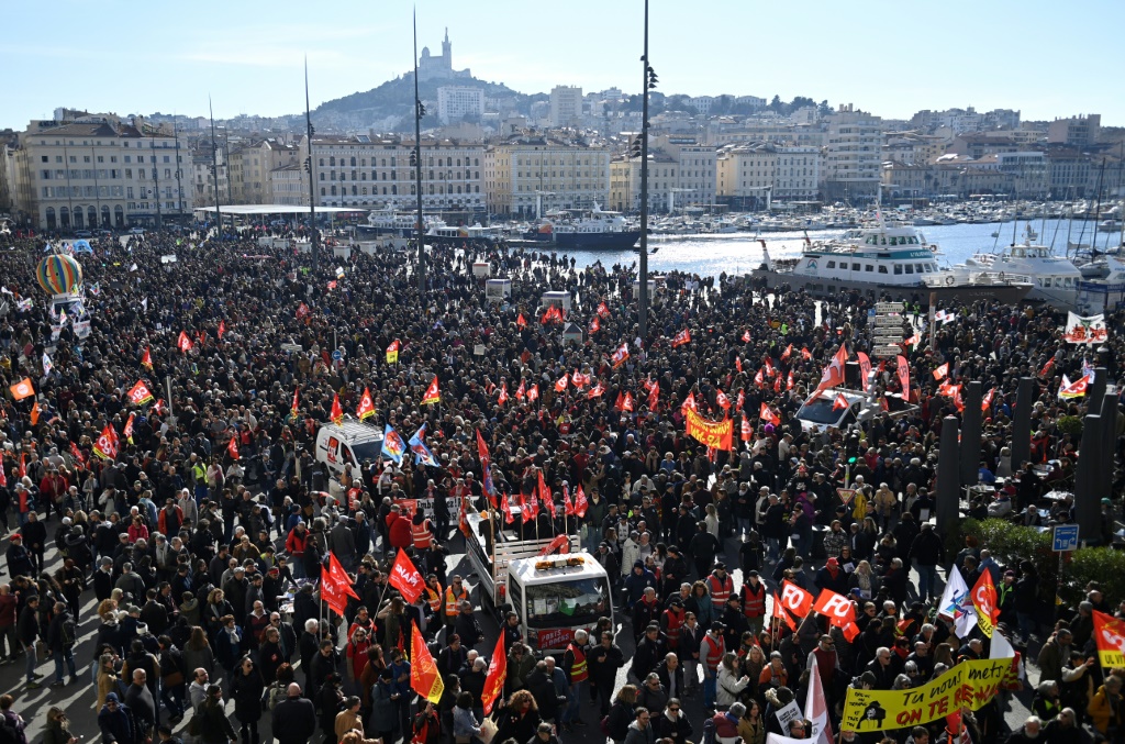 من تظاهرة ضد تعديل نظام التقاعد في مدينة مرسيليا الفرنسية في 11 شباط/فبراير 2023 (ا ف ب)