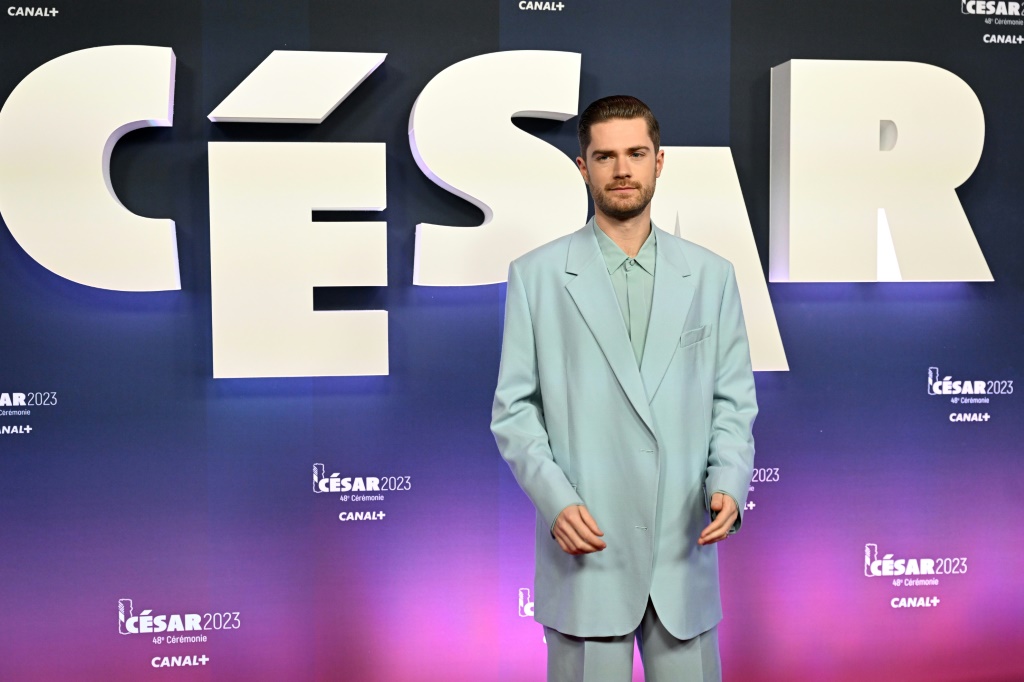 البلجيكي لوكاس دونت مخرج فيلم "كلوس" خلال حفلة توزيع جوائز سيزار السينمائية الفرنسية في باريس في 24 شباط/فبراير 2023 (ا ف ب)