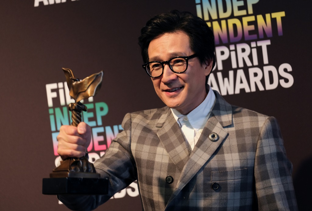 الممثل الأميركي الفيتنامي كي هوي كوان بعد تسلمه جائزته كأفضل ممثل في دور ثانوي في فيلم "إفريثينغ إفريوير آل أت وانس" في سانتا مونيكا في الرابع من آذار/مارس 2023 (ا ف ب)