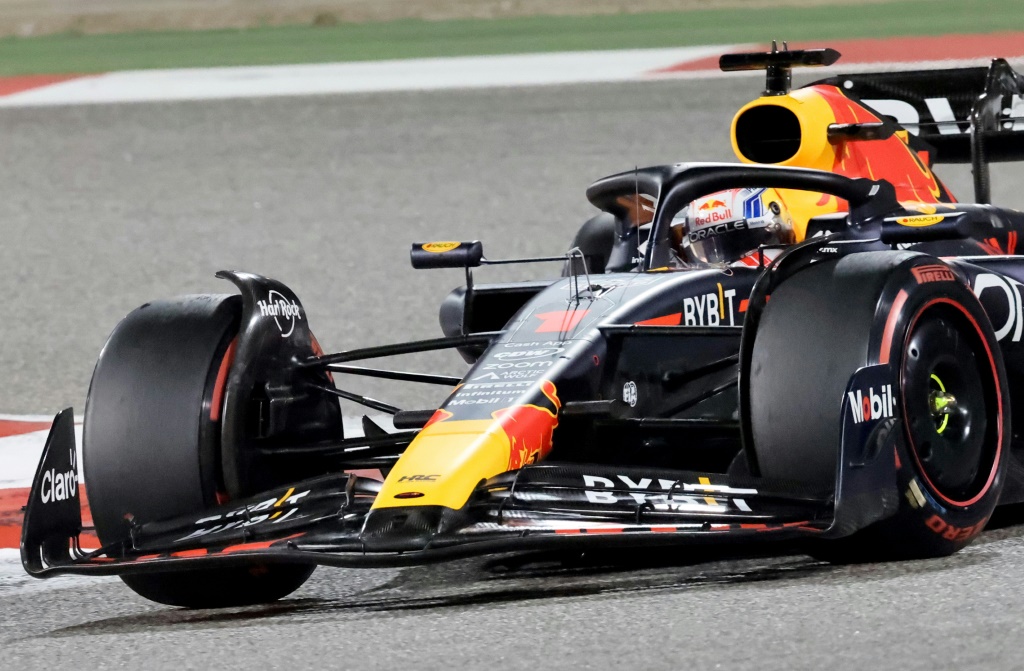 سائق ريد بول الهولندي ماكس فيرستابن خلال سباق جائزة البحرين الكبرى في الفورمولا واحد في الخامس من آذار/مارس 2023 (ا ف ب)
