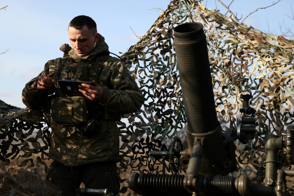 جندي أوكراني يستعد لإطلاق قذيفة هاون باتجاه مواقع روسية على خط أمامي في منطقة دونيتسك (ا ف ب)