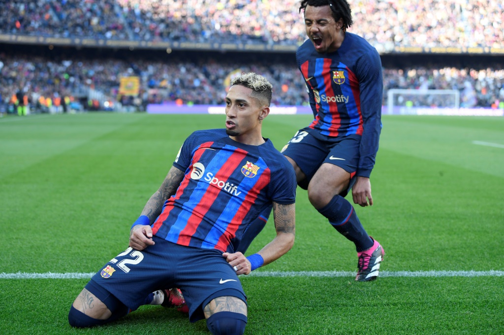البرازيلي رافينيا يحتفل بهدفه مع برشلونة ضد فالنسيا على ملعب "كامب نو" ضمن منافسات الدوري الاسباني لكرة القدم في 5 آذار/مارس 2023 (ا ف ب)