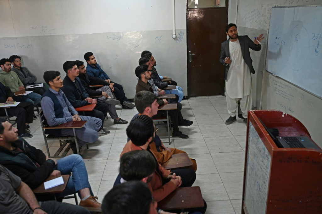    طلاب خلال صفّ بعد إعادة فتح الجامعات في كابول في 6 آذار/مارس 2023 (أ ف ب)   