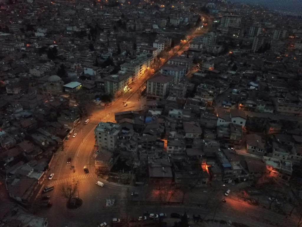    حول الزلزال الذي بلغت قوته 7.8 درجة المدن التركية إلى مدن أشباح عندما ضرب قبل شهر (أ ف ب)