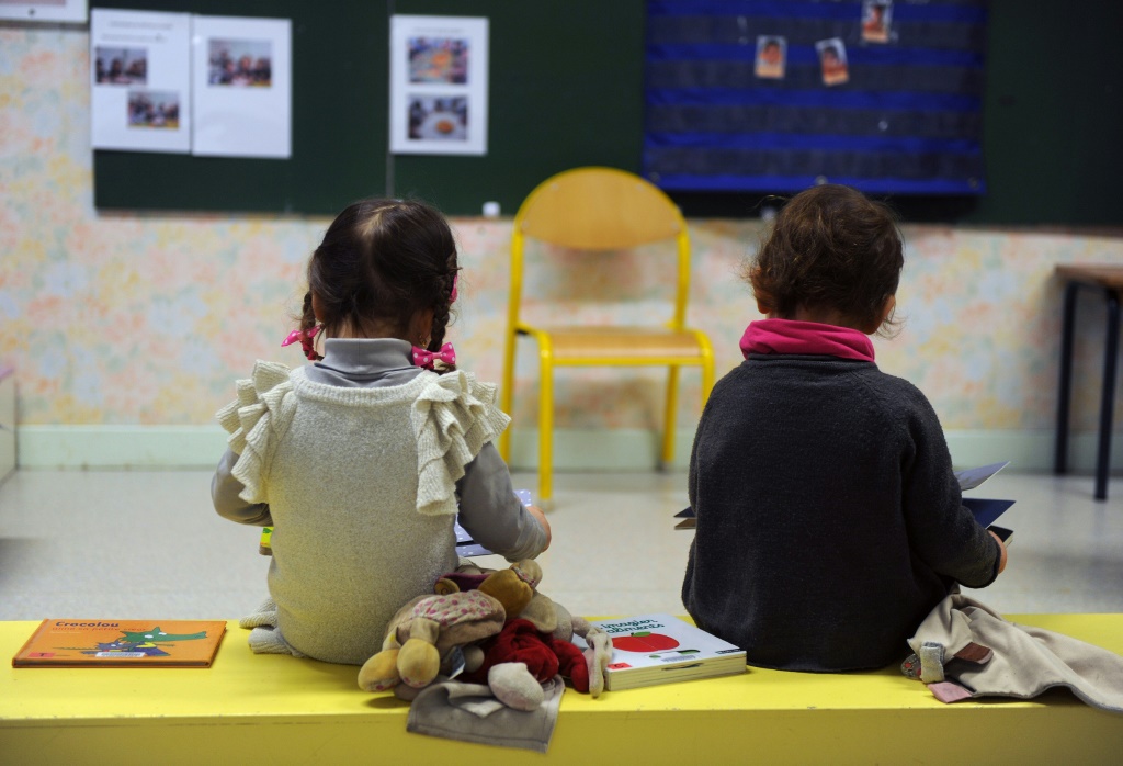     طفلان يبلغان سنتين في إحدى الحضانات بجنوب فرنسا في 14 كانون الثاني/يناير 2013 (أ ف ب)