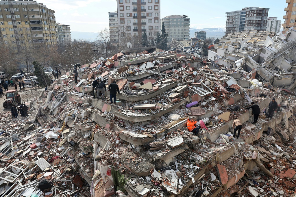    مدنيون يبحثون عن ناجين بين أنقاض مبان منهارة في مدينة كهرمان مرعش بجنوب تركيا في 7 شباط/فبراير 2023، غداة الزلزال بقوة 7,8 درجات الذي ضرب جنوب شرق البلاد (أ ف ب)