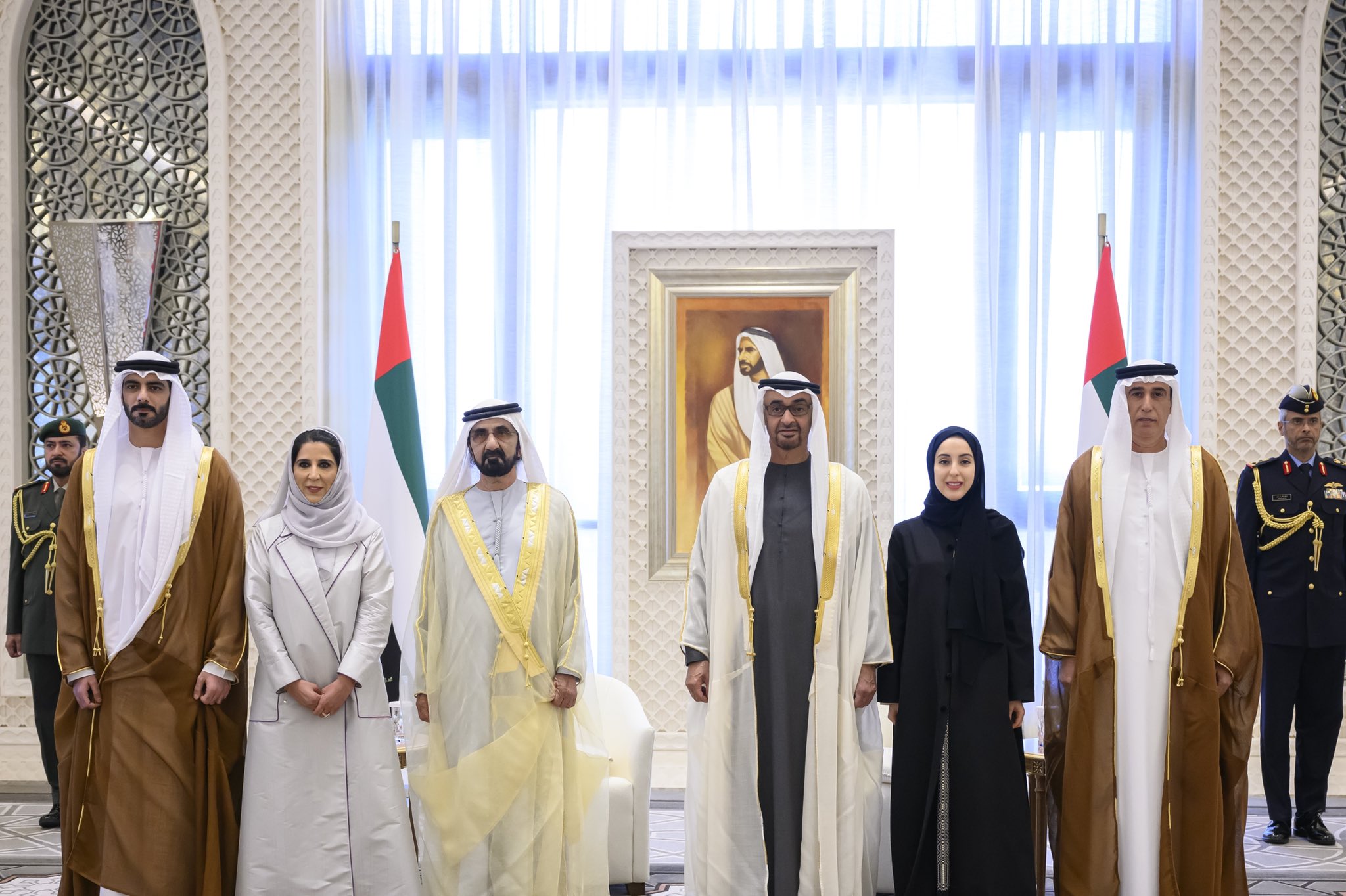 صورة تجمع رئيس الإمارات والوزراء الجدد (تويتر)