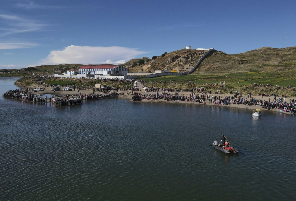 فرق الانقاذ تجري عمليات بحث في نهر إيلافه في جنوب البيرو حيث قضى ستة جنود غرقا في السادس من آذار/مارس 2023 (ا ف ب)