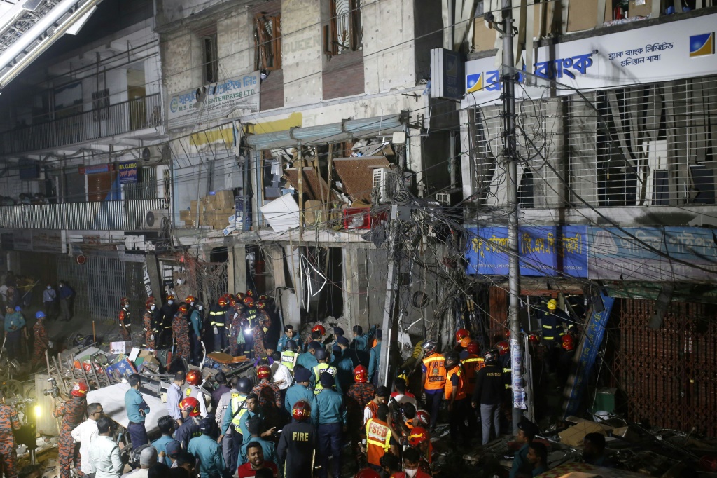  وهز الانفجار الطابقين الرابع والخامس من مبنى في جولستان ، وهي مركز رئيسي لبيع السلع بالجملة في دكا (أ ف ب)