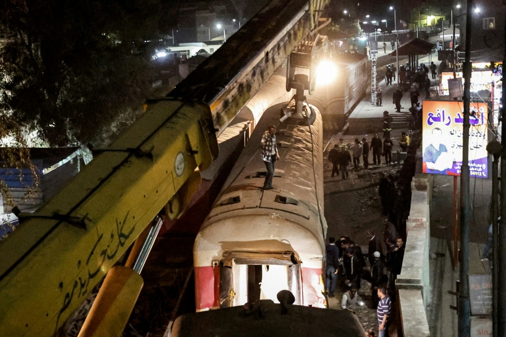 رافعة في مكان حادث قطار في قليوب شمال القاهرة في السابع من آذار/مارس 2023 (ا ف ب)