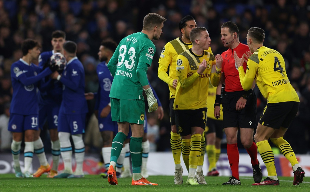 لاعبو بوروسيا دورتموند يجادلون الحكم بشأن قرار إعادة ركلة الجزاء التي أهدرها كاي هافيرتس لتشلسي في ذهاب الدور ثمن النهائي من دوري أبطال أوروبا لكرة القدم على ملعب ستامفورد بريدج في لندن في 7 آذار/مارس 2023 (ا ف ب)