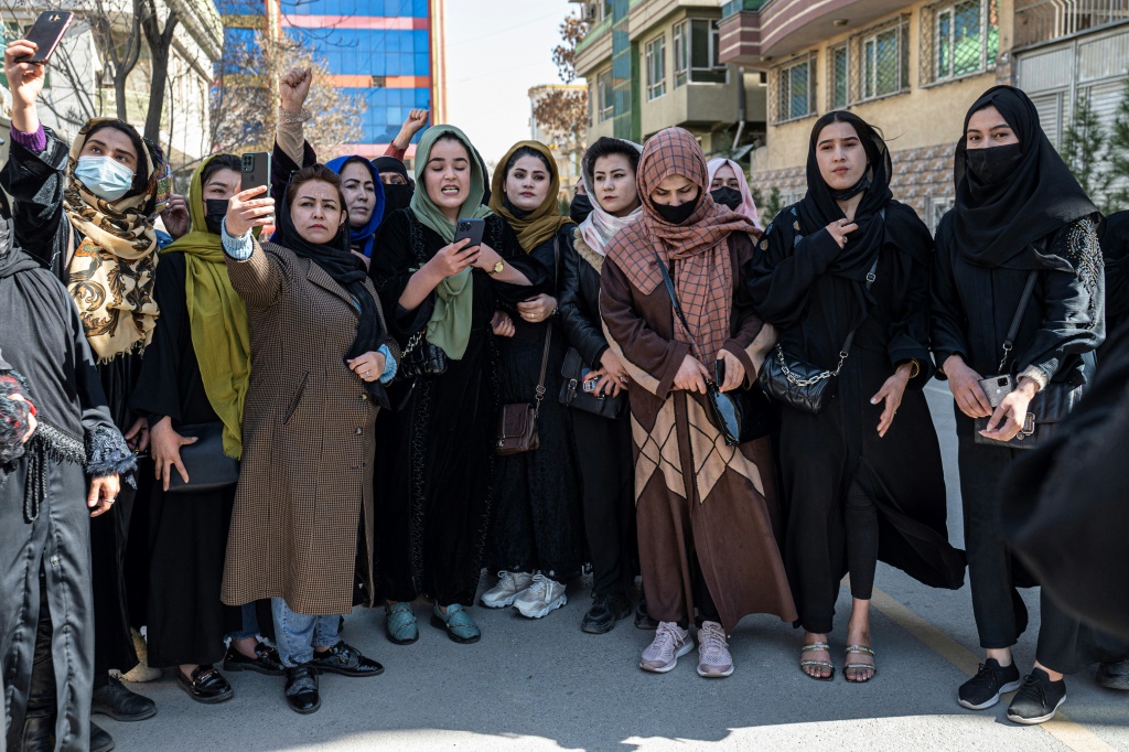 نساء يقمن باحتجاج نادر في أحد شوارع كابول للاحتفال باليوم العالمي للمرأة ، داعين المجتمع الدولي إلى حماية الأفغان. ووصفت الأمم المتحدة أفغانستان في ظل حكم طالبان بأنها "أكثر دولة قمعية في العالم" فيما يتعلق بحقوق المرأة (أ ف ب)