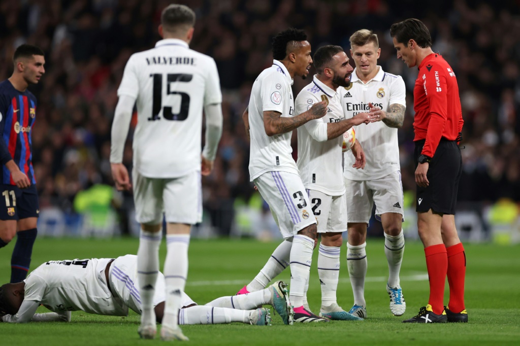 لاعبو ريال مدريد خلال مباراة الكلاسيكو أمام برشلونة في ذهاب نصف نهائي كاس إسبانيا لكرة القدم على ملعب سانتياغو برنابيو في 2 آذار/مارس 2023 (ا ف ب)