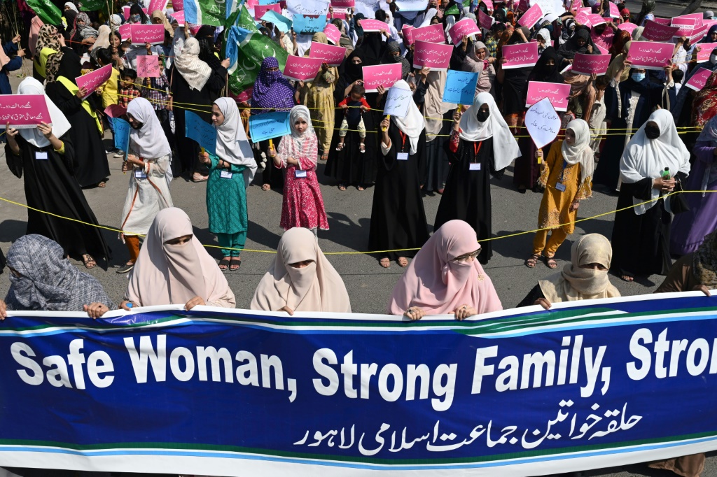 شاركت آلاف النساء في مسيرات في إسلام أباد وأماكن أخرى في باكستان في 8 مارس / آذار ، على الرغم من جهود السلطات في عدة مدن لعرقلة المسيرات الخلافية. وقد أقيمت المسيرات احتفالاً باليوم العالمي للمرأة (ا ف ب)
