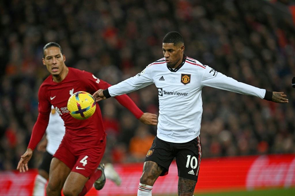 ماركوس راشفورد مهاجم مانشستر يونايتد (يمين) خلال المباراة ضد ليفربول في الدوري الانكليزي الممتاز لكرة القدم في 5 آذار/مارس 2023 (ا ف ب)