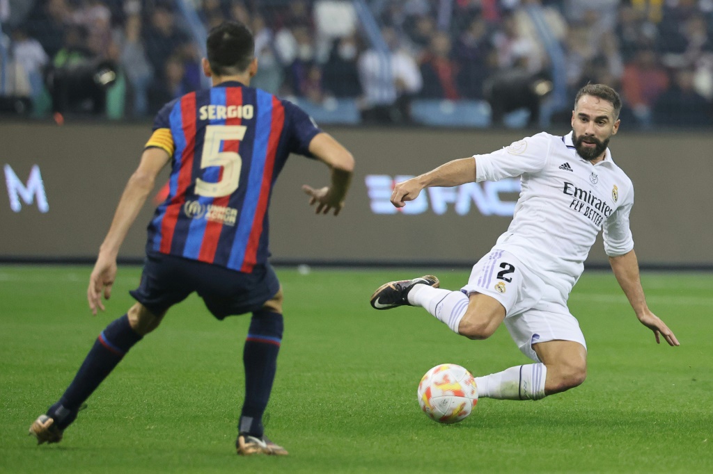 مدافع ريال مدريد داني كارفاخال (يمين) في مواجهة قائد برشلونة سيرجيو بوسكيتس في المباراة النهائية للكأس السوبر الاإسبانية في الرياض في 15 كانون الثاني/يناير 2023. (ا ف ب)