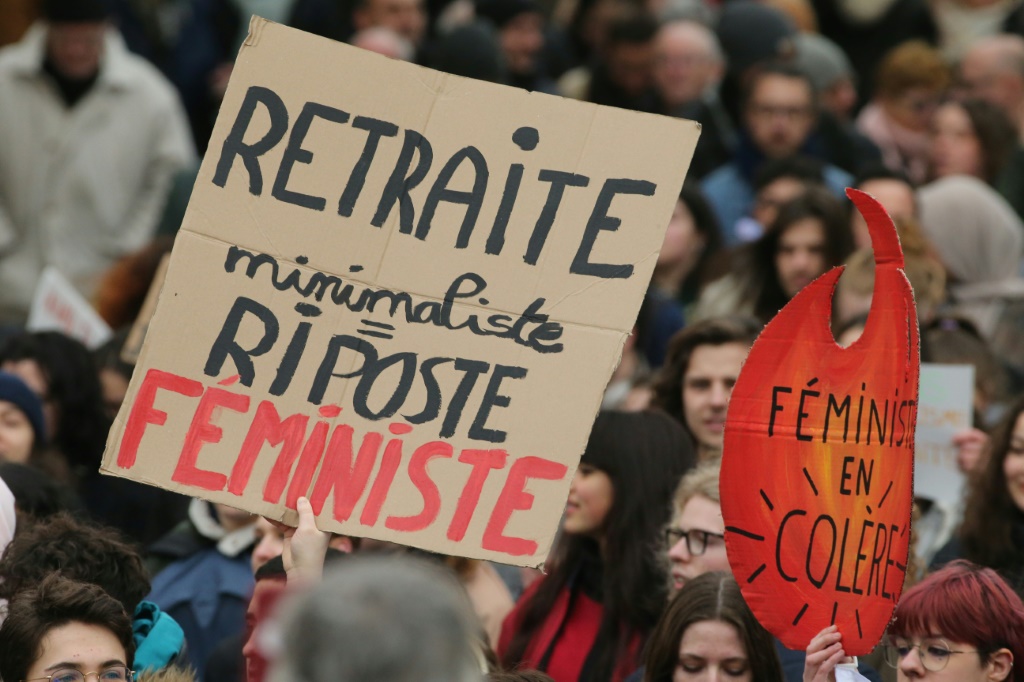 متحجون يرفعون لافتات خلال تظاهرة في ريمس في شمال شرق فرنسا في السابع من آذار/مارس في يوم التحرك الوطني السادس احتجاجا على مشروع لتعديل نظام التقاعد (ا ف ب)