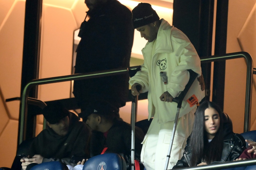 نجم باريس سان جرمان الدولي البرازيلي نيمار يستعمل عكازين خلال تواجده في مدرجات ملعب بارك دي برانس لحضور مباراة فريقه ضد نانت في الدوري الفرنسي في السادس من آذار/مارس 2023 (ا ف ب)