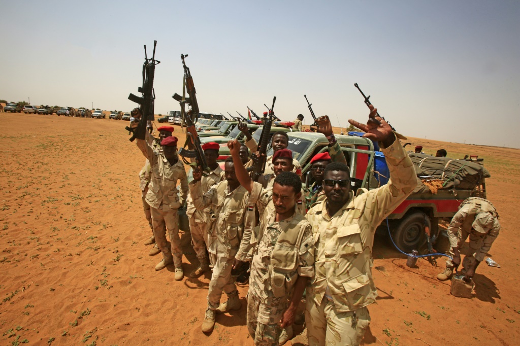 يأتي هذا في إطار ما يثار عن وجود مشاكل بين الجيش السوداني وقوات "الدعم السريع"، التي يتزعمها الفريق أول محمد حمدان دقلو، نائب رئيس مجلس السيادة، وقائد قوات "الدعم السريع" (ا ف ب)