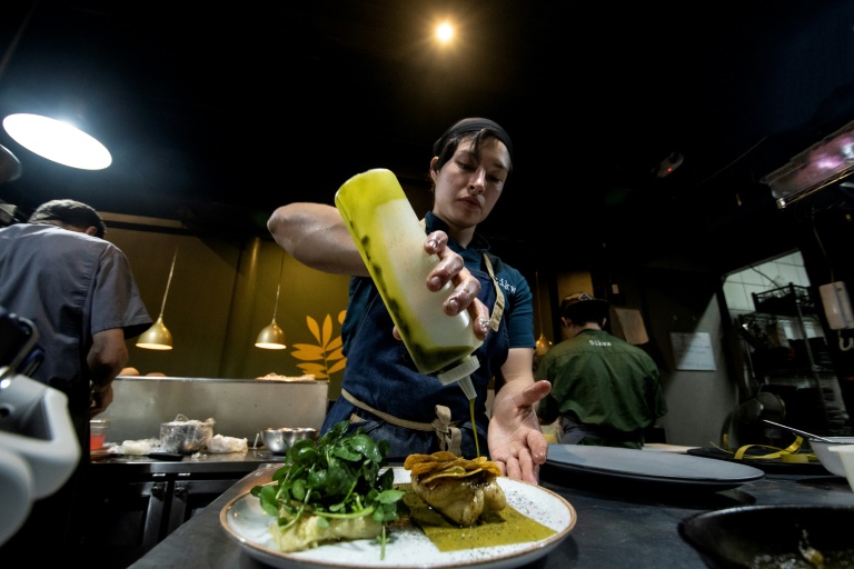 صورة التقطت في 14 شباط/فبراير 2023 في سان خوسيه لتحضير طبق سمك في مطابخ مطعم "سيكوا" (أ ف ب)
