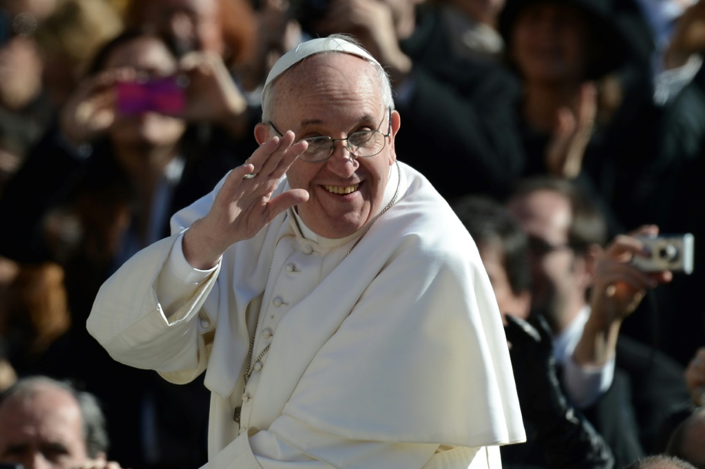 البابا فرنسيس يلوح للحشود خلال قداس بدء حبريته في ساحة القديس بطرس في الفاتيكان في 19 آذار/مارس 2013 (ا ف ب)