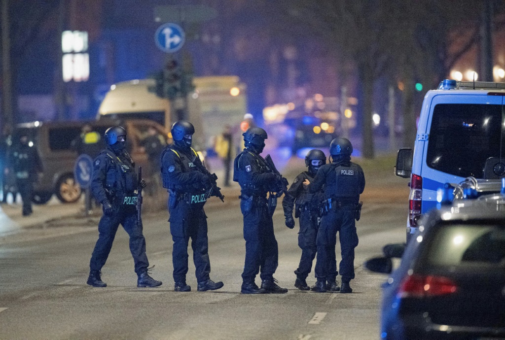 انتشار الشرطة في محيط الموقع الذي شهد إطلاق نار في هامبورغ بألمانيا، في 9 آذار/مارس 2023 (ا ف ب)