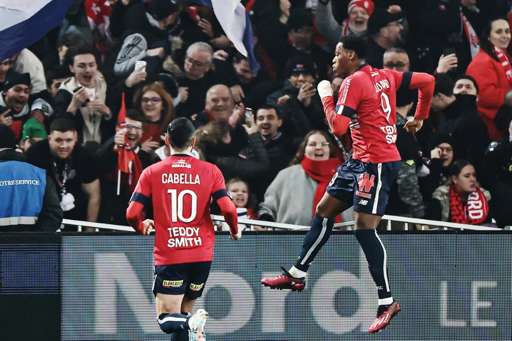 الكندي جوناثان ديفيد يحتفل بهدفه مع ليل ضد ليون في الدوري الفرنسي لكرة القدم في 10 آذار/مارس 2023 (ا ف ب)