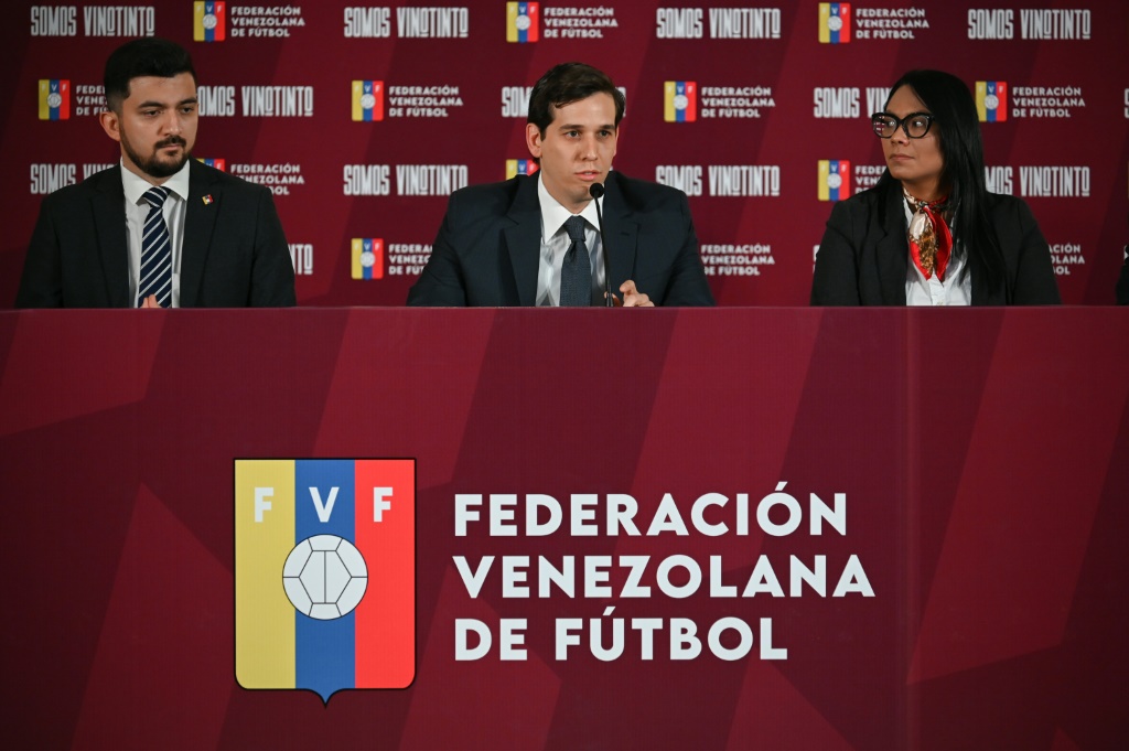 رئيس الاتحاد الفنزويلي لكرة القدم خورخي خيمينيس (وسط) خلال مؤتمر صحافي في كاراكاس، فنزويلا للاعلان عن تعيين الارجنتيني فرناندو "بوتشا" باتيستا مدربًا للمنتخب الوطني. 10 آذار/مارس 2023 (ا ف ب)