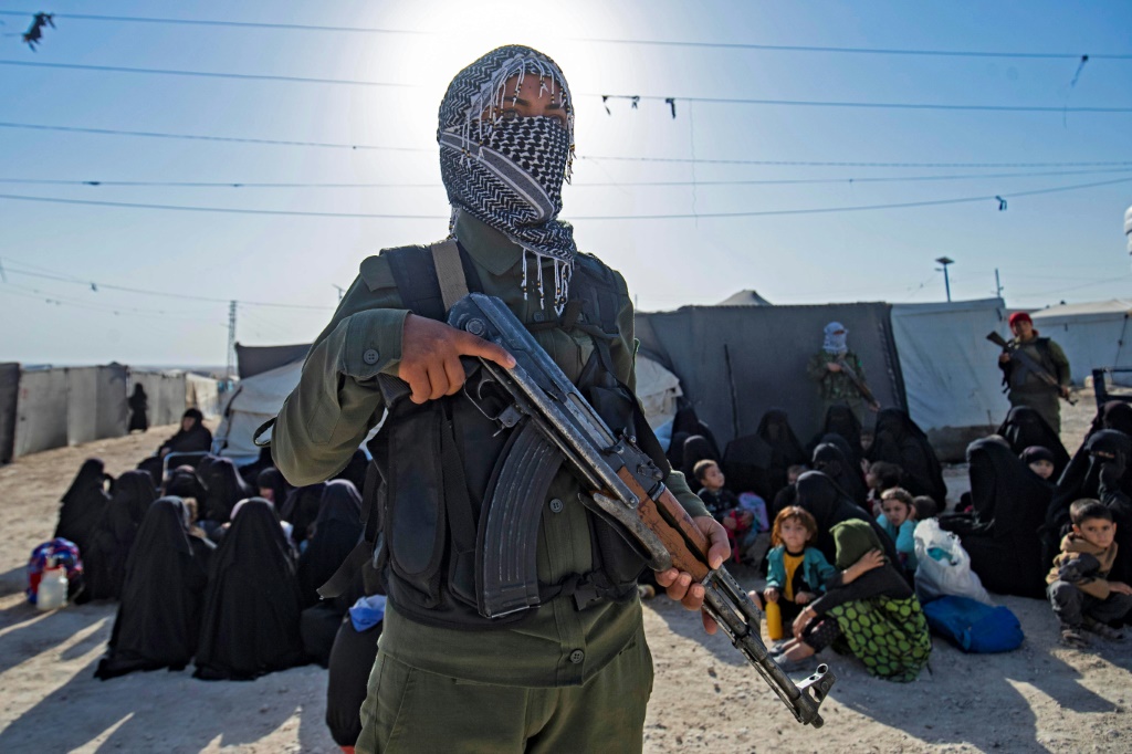  بائع يفرز كمأة البادية في إحدى أسواف حماة في وسط سوريا الغربي في السادس من شباط/فبراير 2023 (أ ف ب) 