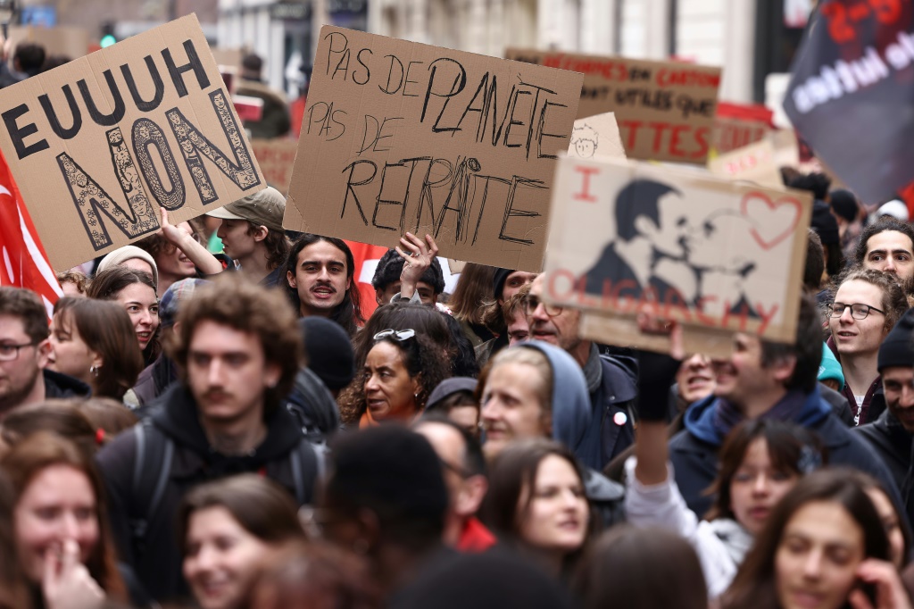 خلال تظاهرة ضدّ قانون إصلاح نظام التقاعد في باريس في التاسع من آذار/مارس 2023 (ا ف ب)