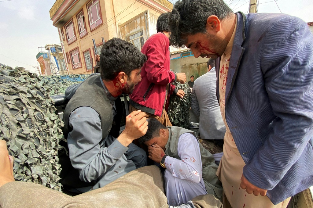    نقل صحفيون جرحى إلى المستشفى بعد هجوم بقنبلة في مزار الشريف في شمال أفغانستان يوم السبت. وقالت الشرطة إن حارس أمن قتل وأصيب ثمانية (أ ف ب)   