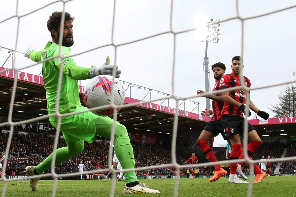 لاعب بورنموث بيلينغ يهزّ شباك حارس ليفربول أليسون بيكر (ا  ف ب)