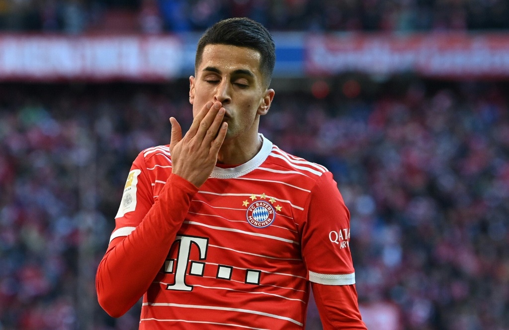 المدافع البرتغالي جواو كانسيلو لنادي بايرن ميونيخ يحتفل بإدراكه التعادل في مرمى أوغسبورغ (5-3) في الدوري الالماني في 11 آذار/مارس 2023 (ا ف ب)