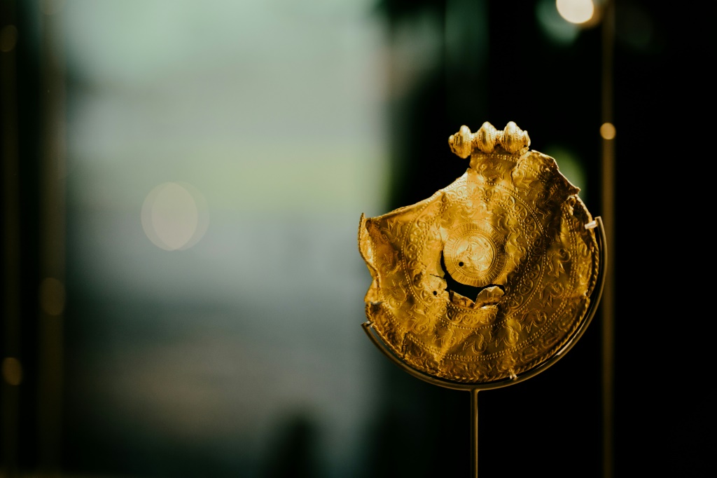 صورة وفّرها المتحف الوطني الدنماركي تظهر قطعة أثرية ضمن المعرض المُخصص لاكتشافات علماء الآثار الهواة في المتحف الوطني الدنماركي في كوبنهاغن بتاريخ الرابع من شباط/فبراير 2023 (ا ف ب)