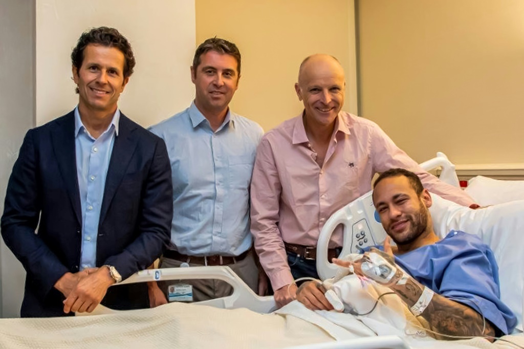 صورة من مستشفى سبيتار القطري تظهر اللاعب البرازيلي نيمار جونيور بعد خضوعه لجراحة في كاحله على يد الأطباء بيتر دهوغ (ثاني من اليسار)، بيار جيمس كالدر (ثاني من اليمين) ورودريغو لاسمار (يسار) في 10 آذار/مارس 2023 (ا ف ب)