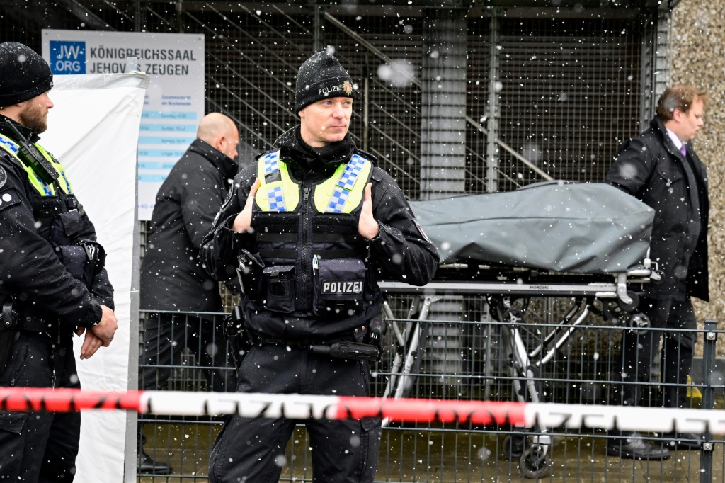 نقل أحد ضحايا إطلاق النار في مقر حركة شهود يهوه في مدينة هامبورغ بشمال المانيا في 10 آذار/مارس 2023 (ا ف ب)