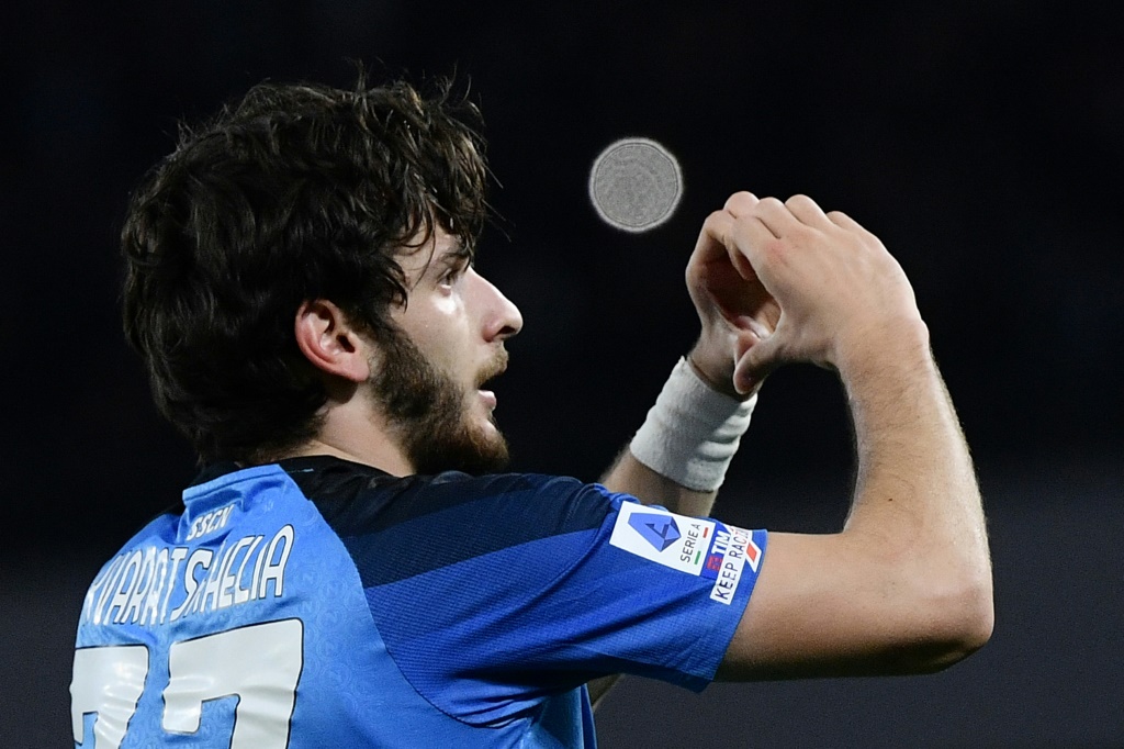 لاعب وسط نابولي الدولي الجورجي خفيتشا كفاراتسخيليا يحتفل بافتتاحه التسجيل في مرمى أتالانتا (2-صفر) في الدوري الايطالي في 11 آذار/مارس 2023 (ا ف ب)