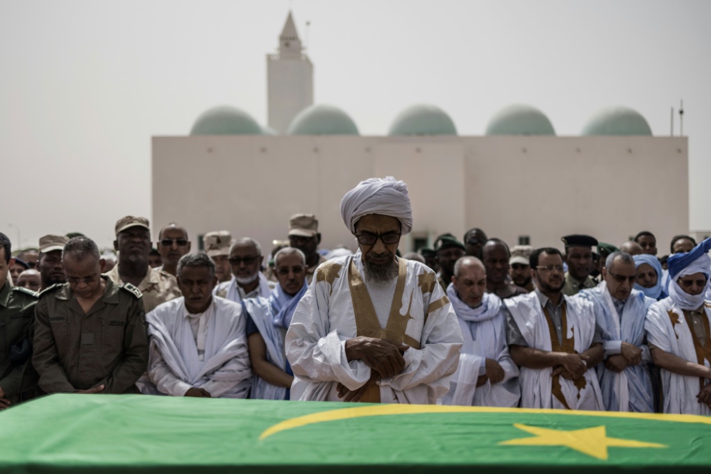 صورة بتاريخ 12 آذار/مارس 2023 أثناء صلاة جنازة الدركي الموريتاني مصطفى ولد الخضير ولد عبيد في نواكشوط بعد مقتله خلال عملية توقيف أربعة جهاديين فروا من السجن (ا ف ب)