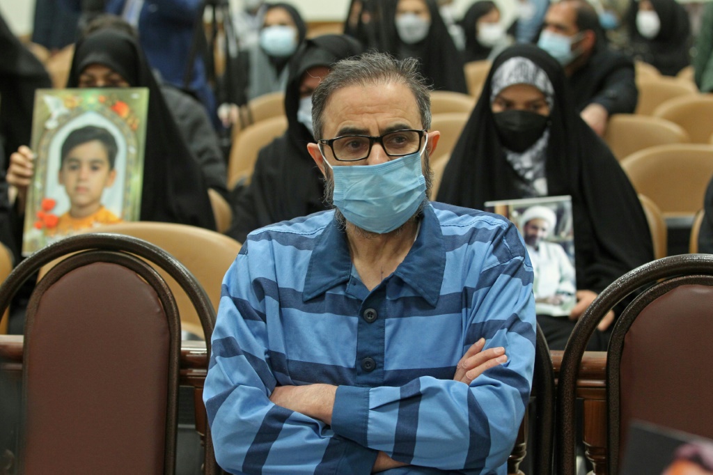 المعارض الإيراني الذي يحمل أيضا الجنسية السويدية حبيب شعب خلال محاكمته في 18 كانون الثاني/يناير 2022 (ا ف ب)