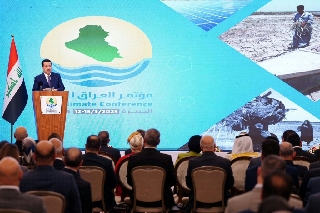صورة موزعة من مكتب رئيس الوزراء العراقي محمد شياع السوداني خلال إلقائه كلمة في مؤتمر حول المناخ في مدينة البصرة الجنوبية بتاريخ 12 آذار/مارس 2023 (ا ف ب)