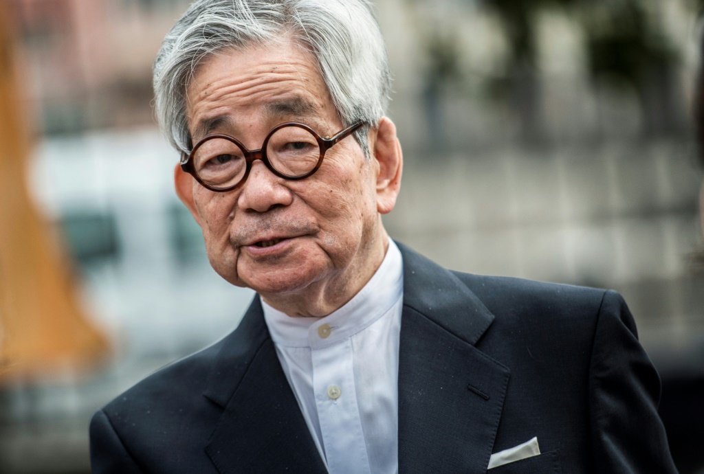 صورة مؤرخة في 25 أيار/مايو 2015 للكاتب الياباني الحائز جائزة نوبل الآداب كنزابورو أوي في ليون الفرنسية (ا ف ب)