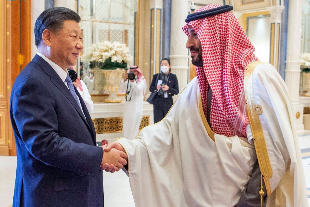 الرئيس الصيني شي جين بين يلقي التحية على ولي العهد السعودي ورئيس الوزراء محمد بن سلمان في الرياض، المملكة العربية السعودية، 8 ديسمبر 2022.