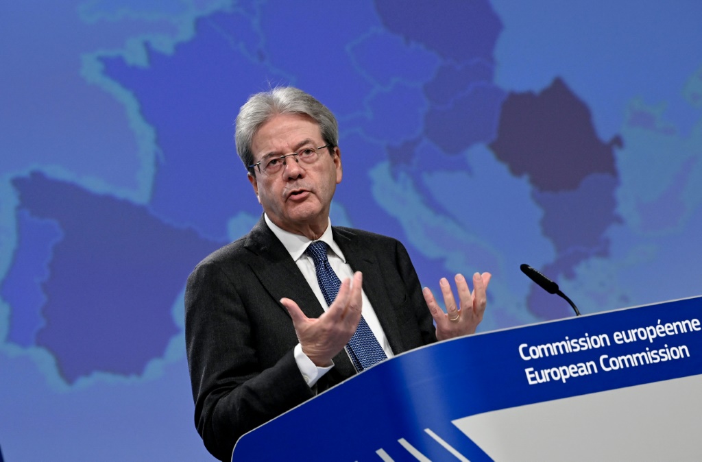     المفوض الأوروبي للاقتصاد باولو جينتيلوني يتحدث خلال مؤتمر صحافي في 13 شباط/فبراير 2023 في بروكسل (ا ف ب)