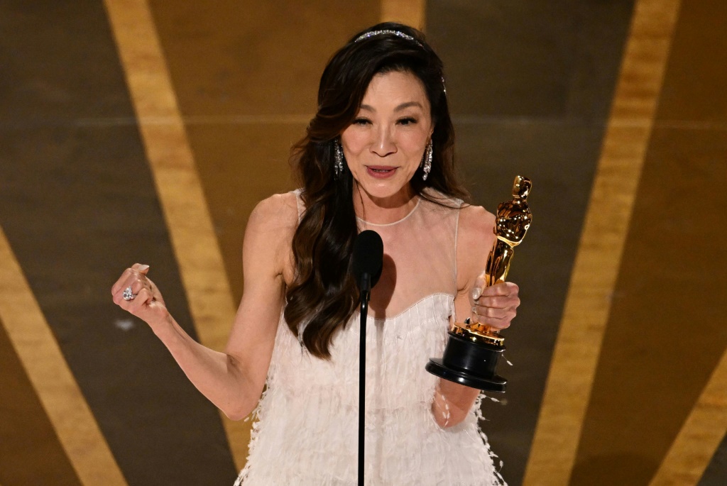 ميشيل يو تلقي كلمة إثر فوزها بجائزة أوسكار أفضل ممثلة على مسرح دولبي في هوليوود في 12 آذار/مارس 2023 (ا ف ب)