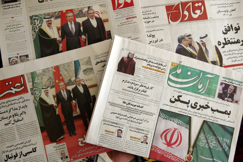 الصفحات الأولى لصحف في طهران بتاريخ 11 آذار/مارس 2023 عن الاتفاق بين إيران والسعودية لاستئناف العلاقات (ا ف ب)