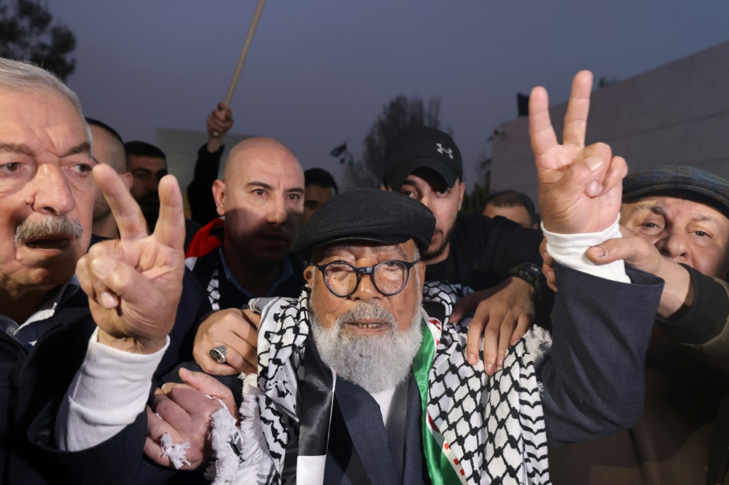 "شيخ الأسرى" الفلسطينيين فؤاد الشوبكي خلال زيارته ضريح القائد الفلسطيني ياسر عرفات في رام الله في 13 آذار/مارس 2023 (ا ف ب)