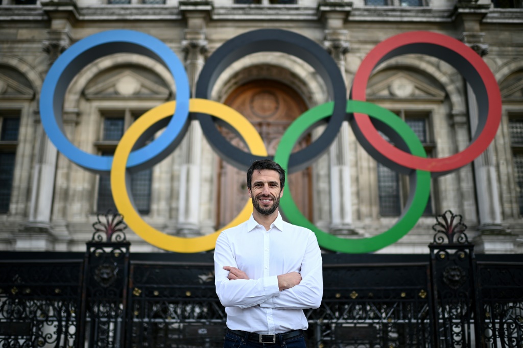 رئيس اللجنة المنظمة لأولمبياد باريس 2024 توني إستانغيه أمام الشعار الأولمبي في باريس في 13 آذار/مارس 2023 (ا ف ب)