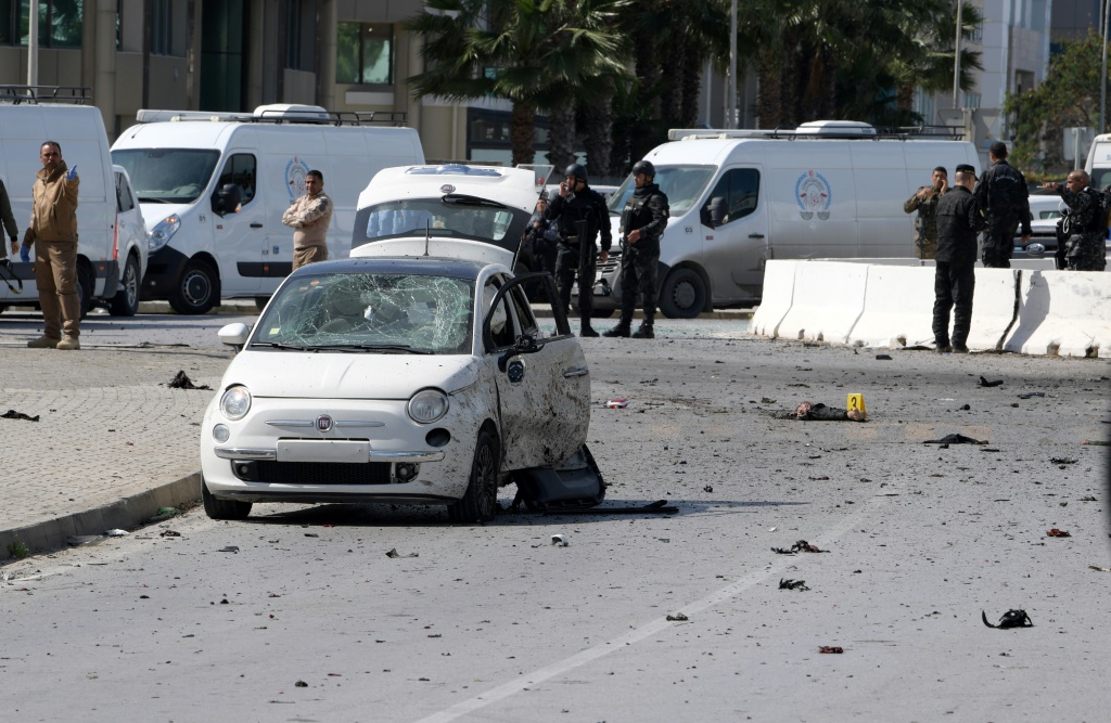     الشرطة وخبراء الادلة الجنائية في موقع انفجار قرب السفارة الأميركية في العاصمة التونسية في 6 آذار/مارس 2020 (ا ف ب)