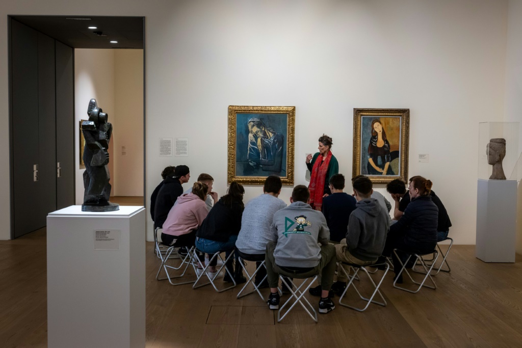 خبير فني يشرح لمجموعة شبابية عن لوحات في متحف كونستهاوس في مدينة زوريخ السويسرية في 14 آذار/مارس 2023 (ا ف ب)